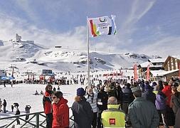 La bandera de la Universiada que ondea en la Sierra desde 2009. :: IDEAL/