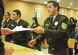 Vigilantes de seguridad recogen sus diplomas. :: DIEGO HERRERO/