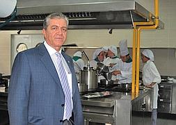 José Luis Lizancos, en la cocina central de la Escuela de Hostelería y Turismo Hurtado de Mendoza. :: DIEGO HERRERO/