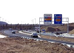 La A-92 termina a día de hoy en una rotonda, en Viator, que mantiene el proyecto de nudo de Fomento y que pretende superar el proyecto de acceso norte :: J. J. MULLOR/