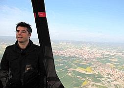 Desde las alturas. José Mariano López-Urdiales sobrevuela la provincia de Barcelona, cerca de Igualada. :: IDEAL/