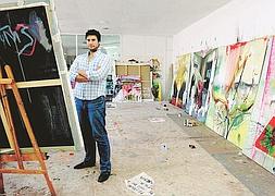 Juan Antonio Baños, en su espacio de trabajo, con diversas obras. :: IDEAL/