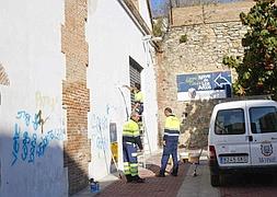Los operarios municipales, esta mañana. / JAVIER MARTÍN/