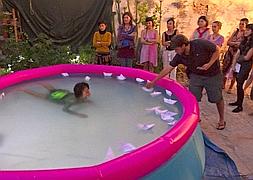 La artista Tarha Erena durante la 'performance' poética celebrada en una casa del Albaicín. :: A. AGUILAR/