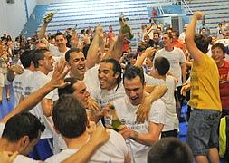 Jugadores del Oxipharma, el día del ascenso. J. M. BALDOMERO/