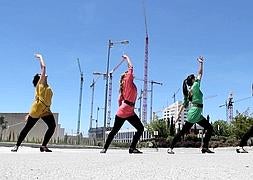 Grupo de bailarinas que interpreta la música. :: IDEAL/