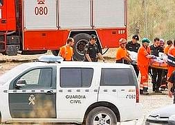 Traslado de los heridos desde el lugar de la explosión, ayer.:: J. MARTÍN/