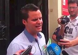 Juan Pinilla, en la puerta de los juzgados esta mañana :: ALFREDO AGUILAR/