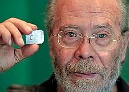 Manuel nos muestra la pastilla que recibe en urgencias. :: RaMÓN l. pÉREZ/