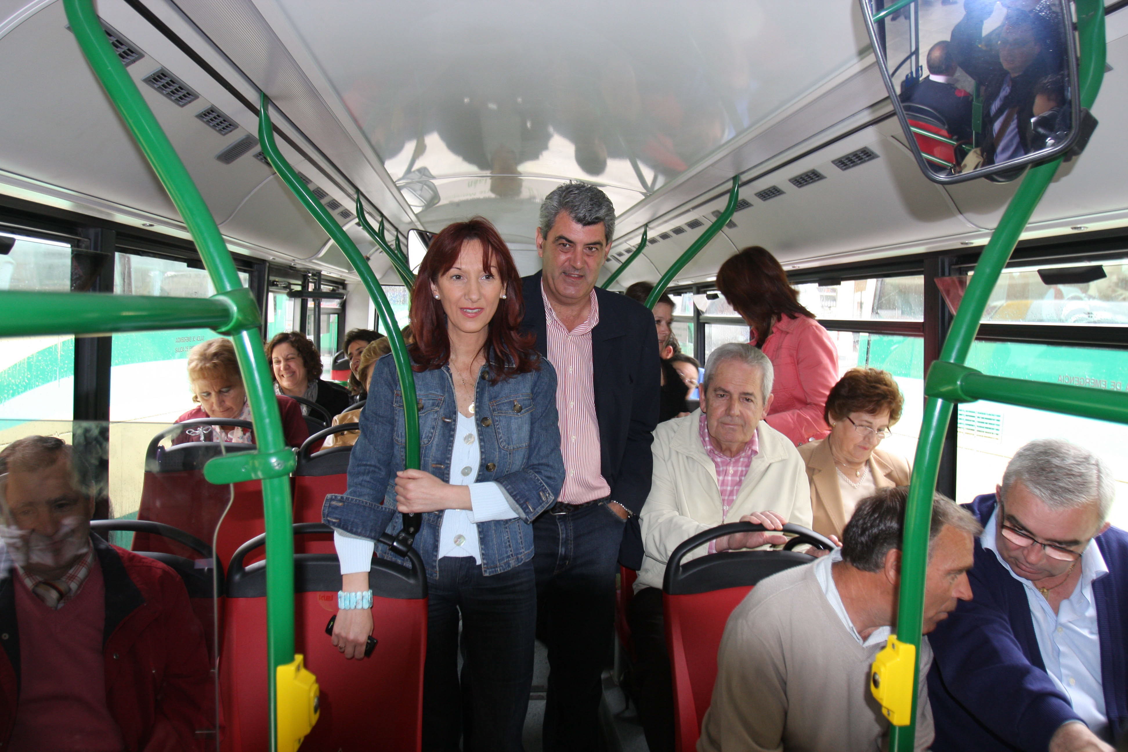 Manuel López y Carmen Peñalver, durante las pruebas del tranvía en 2011. IDEAL/