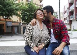 Javi Mota posa cariñoso con su madre, Dolores García, en su pueblo. :: JAVIER MARTÍN/