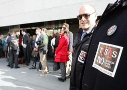 Jueces, fiscales y abogados almerienses se manifestaron ayer a las puertas de la Ciudad de la Justicia para protestar por la reforma de la Justicia. :: MULLOR/