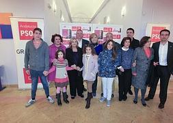 Los premiados junto a dirigentes socialistas.:: A. AGUILAR/