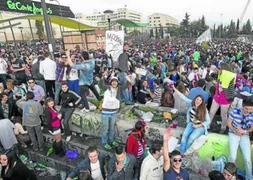 La Fiesta de la Primavera 2012 reunió a 20.000 personas y dejó más de 52.000 kilos de residuos :: ALFREDO AGUILAR/