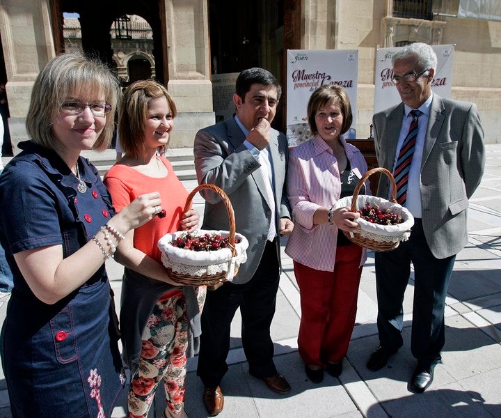Las cerezas de Torres y Castillo de Locubín se agotaron en el acto celebrado en Diputación. :: MANUEL BÉJAR/