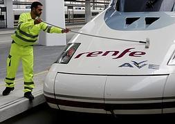Un operario limpia una de las unidades del tren AVE Madrid-Valencia. / EFE/