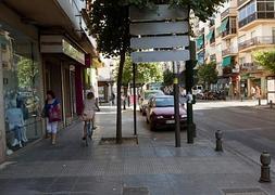 La reforma de la avenida de Dílar pretende hacer la vía más cómoda para los vecinos. :: G. MOLERO/