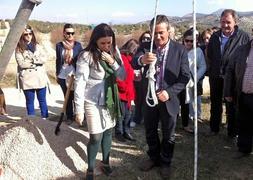 Primera piedra. Hace lago más de un año se iniciaba la urbanización del polígono industrial de Noalejo inaugurado esta semana. :: IDEAL/