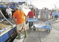 Los pescadores podrán tirar en contenedores separados los residuos que generen y recojan. :: JAVIER MARTÍN/