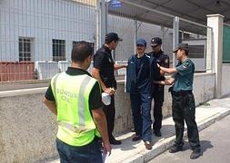 Uno de los inmigrantes, a su llegada a Motril. :: MANUEL BÉJAR/