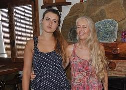 Alison junto a su hija, en su domicilio de Huéscar. :: J. UTRERA/