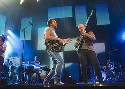 Encantador. Pablo Alborán en un momento de su actuación, bailando y cantando en el escenario. :: GONZÁLEZ MOLERO/