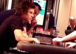 Harry Styles de One Direction besa a un chico y pierde en el casino (fotos)