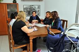 Las Hermanas de la Consolación tienen una casa de acogida, dentro de su residencia en Linares. :: ENRIQUE/
