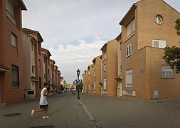 Calle Eneida, donde se ha levanado una urbanización de unifamiliares. :: RAMÓN L. PÉREZ/