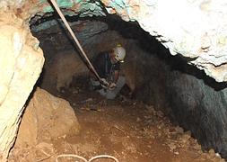 Tareas de limpieza de uno de los pozos prehistóricos detectados en la mina de Doña Eva. :: R. I./