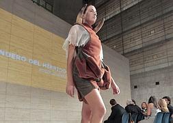Uno de los diseños que Roser Jiménez mostró en la pasada edición de la Pasarela Fortuny. :: IDEAL/