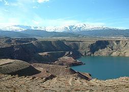 Vista parcial de la explotación minera de Alquife con el macizo de Sierra Nevada de fondo. :: TORCUATO FANDILA/