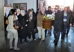 Los restos mortales de Rodríguez Tabasco, a su llegada a la iglesia parroquial de Santa Fe. :: RAMÓN L. PÉREZ/