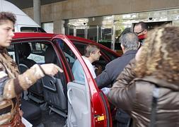 El concejal, tras ser atendido en el hospital de Motril, sube en el coche para trasladarse a Traumatología en Granada. :: J. MARTÍN/