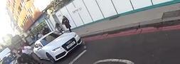 Se baja de su Audi A7 y le pega un puñetazo a un ciclista