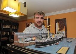 Juan Francisco Vera muestra el diorama del Acorazado Pelayo, un trabajo que ha sido premiado por el Ministerio de Defensa. :: ALFREDO AGUILAR/