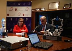 Miguel Ángel García Nieto, Alcalde de Ávila, y Noelia Cuenca, Concejala de Accesibilidad de Ávila, anunciando los ganadores. :: IDEAL/