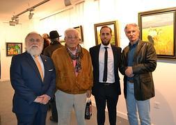 Alberto López (tercero por la izquierda), rodeado de pintores que exponen en la galería. :: ARENAS/