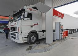 Un camionero se dirige a abonar la factura que supone un tanque de combustible. :: ALFREDO AGUILAR/