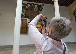 Una visitante fotografia el interior de la Chancillería :: A. AGUILAR/