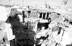 Operarios han tenido que derribar el tejado. /M. ÁNGEL/