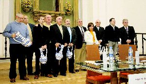 TODOS REUNIDOS. Los autores posan junto con el alcalde y el concejal de Cultura. / MIGUEL ÁNGEL/
