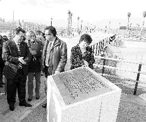 VISITA. El viceconsejero Juan Espadas y Amparo Ramírez supervisaron el fin de las obras. /ENRIQUE/