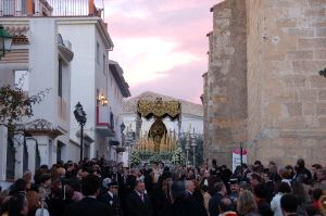 La Virgen de la Soledad, ya coronada, por las calles de Huéscar. / JOSÉ UTRERA/