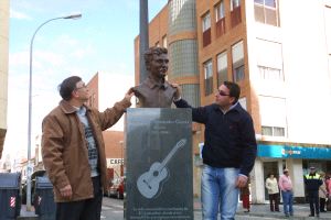 HOMENAJE. Los hijos descubrieron ayer el busto. / MANZANO/