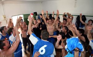 DESBORDADOS. La plantilla del Huétor Tájar celebra por todo lo alto su ascenso en el vestuario del campo de Lomalinda. /RAMÓN L. PÉREZ/