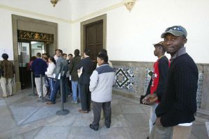 RETRASO. Inmigrantes hacen cola en las oficinas municipales del Ayuntamiento de Granada para pedir documentos necesarios para regularizar su situación. /IDEAL/