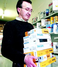 SUSO QUEIPO. Todos acuden a su tienda para comprar el descodificador./