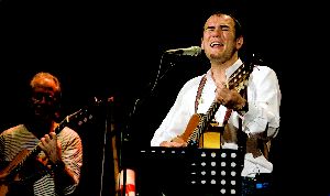ENTREGADO. Ismael Serrano durante su concierto de ayer en el Cervantes de Linares. /ENRIQUE/