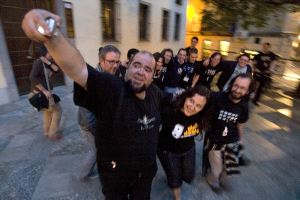 El fotógrafo Juan Palma hace un vídeo de los asistentes a las jornadas de blogs mientras todos giran./